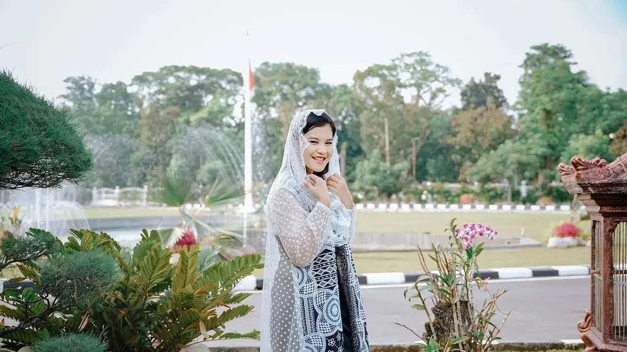 Pesona Elegan Santun Kahiyang Ayu Kenakan Outer Lace Hitam Putih dari Desainer Lokal, Dipadu Heels Kesayangan Seharga Rp22 Jutaan