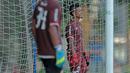 Senyum Bambang Pamungkas saat gawangnya kebobolan aat berlatih menjadi kiper di Lapangan ABC, Senayan, Jakarta (09/04/2018). Persija akan melawan JDT pada PIala AFC 2018. (Bola.com/Nick Hanoatubun)