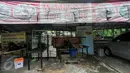 Penjual makanan beristirahat di dalam warungnya, Jakarta, Selasa (7/6/2016). Selama bulan puasa, sejumlah warung makan di kawasan perkantoran memilih untuk tutup di siang hari.(Liputan6.com/Yoppy Renato)