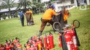 Para staf dan honorer mengikuti praktek pemadaman api menggunakan karung basah saat simulasi pemadaman api ringan di Lingkungan Kejaksaan Agung, Jakarta, Rabu (22/6/2022). Pelatihan yang diikuti sejumlah staff dan honorer yang tergabung dalam Satuan Tugas Penanggulangan Bencana dan Bahaya Kebakaran tersebut untuk meningkatkan kesiapsiagaan dan edukasi karyawan dalam menghadapi situasi sebenarnya. (Liputan6.com/Faizal Fanani)