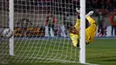 Kiper Peru, Pedro Gallese gagal menghalau bola tendangan gelandang Chili, Eduardo Vargas saat semifinal Copa Amerika 2015 di National Stadium, Santiago, Chili, (29/6/2015). Chili melaju ke final usai mengalahkan Peru 2-1. (REUTERS/Ricardo Moraes)