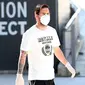 Striker Barcelona, Lionel Messi, dengan menggunakan masker dan sarung tangan tiba di Pusat Latihan Barcelona, Rabu (7/5/2020). Para pemain melakukan tes Covid-19 sebelum menjalani latihan secara penuh. (AFP/Miguel Ruiz)