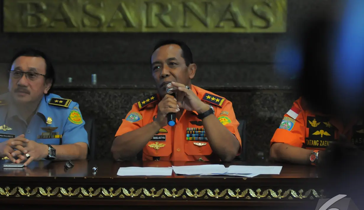 Kepala Basarnas Marsdya TNI F Henry Bambang Soelistyo (tengah) memastikan bahwa barang yang mereka temukan di Selat Karimata merupakan bagian dari pesawat AirAsia QZ8501, Jakarta, Selasa (30/12/2014). (Liputan6.com/Herman Zakharia)