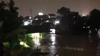 Beberapa rumah warga di sekitar sungai Ciwalen, wilayah Garut Kota terendam banjir hingga Jumat (15/7/2022) malam. (Liputan6.com/Jayadi Supriadin)