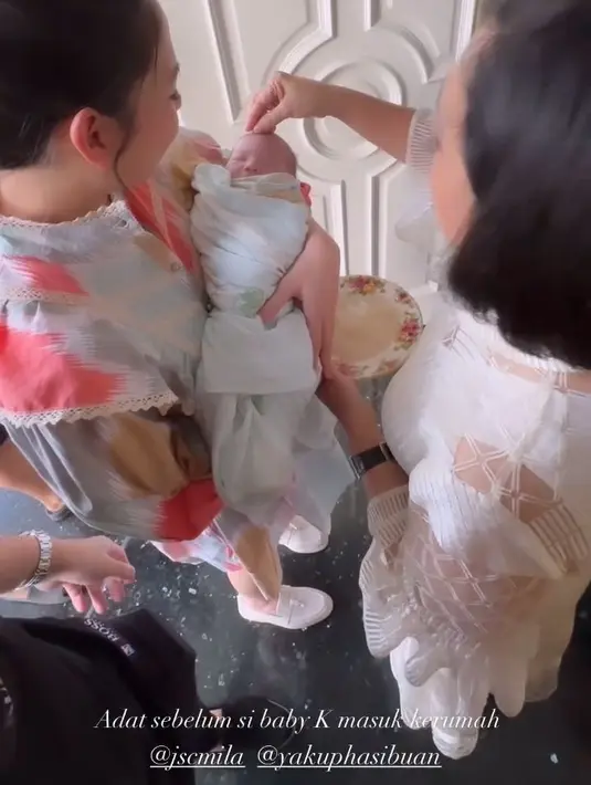 Jessica dan putrinya disambut dengan Adat Batak, boras sipir ni tondi yang merupakan adat penyambutan anggota baru di rumah. Sang nenek menaruh beberapa butir beras di kepala putri Jessica.  [@putrihasibuan]