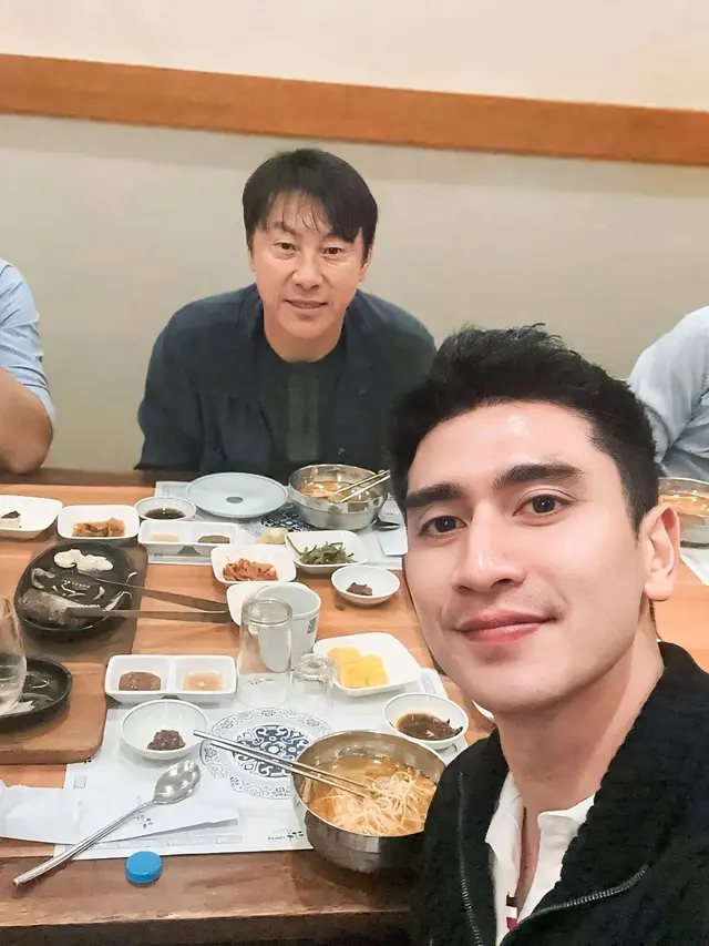 Verrell Bramasta Pamer Potret Makan Malam Bareng Shin Tae- Yong, Hangat Penuh Cerita (instagram/bramastavrl)