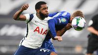 Bek Tottenham Hotspur, Japhet Tanganga berebut bola dengan penyerang Chelsea, Timo Werner pada pertandingan babak keempat Piala Liga Inggris di Stadion Tottenham Hotspur, London, Selasa (29/9/2020). Tottenham menang adu penalti atas Chelsea 5-4. (Neil Hall/Pool via AP)