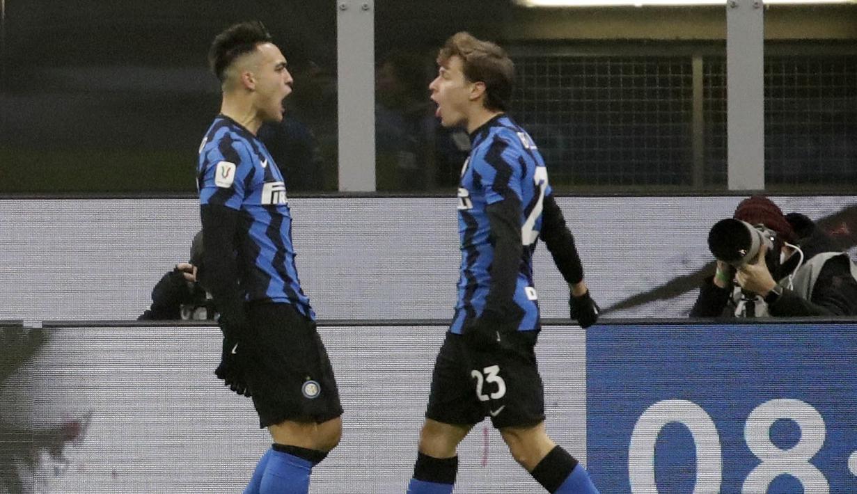 Pemain Inter Milan, Lautaro Martinez dan Nicolo Barella, melakukan selebrasi usai mencetak gol ke gawang Juventus pada laga Coppa Italia di Stadion Giuseppe Meazza, Selasa (2/2/2021). Juventus menang dengan skor 2-1. (AP/Luca Bruno)
