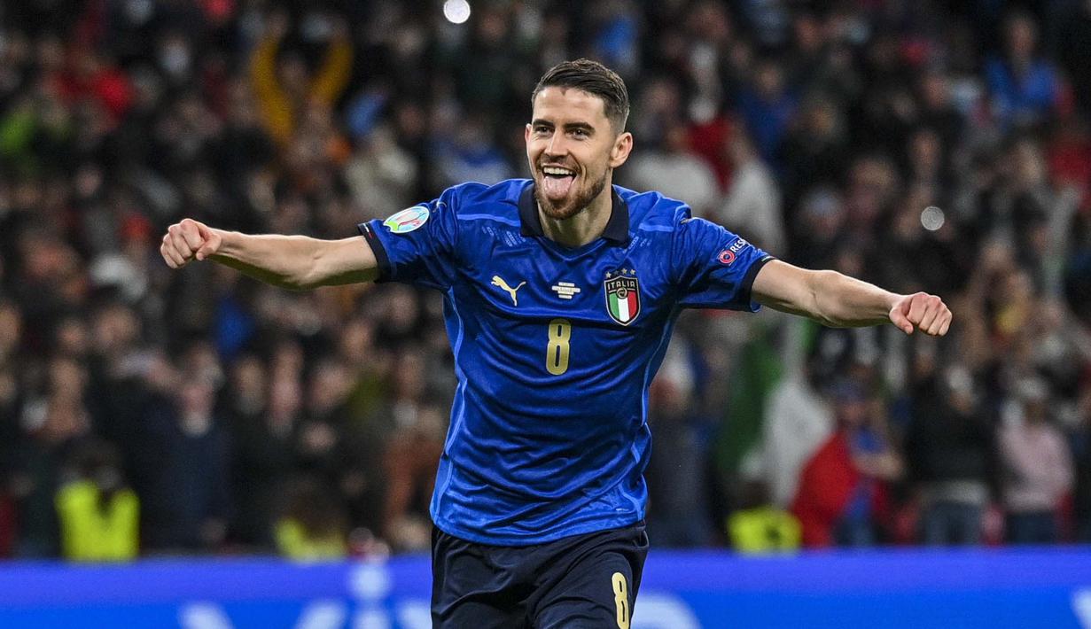 Salah satu gelandang Chelsea, Jorginho, adalah otak di balik penampilan sempurna Gli Azzurri saat pertandingan semifinal melawan Spanyol. Bagaimana tidak, tendangan penaltinya membuat Italia lolos ke final Piala Eropa 2020. (Foto: AP/Pool/Justin Tallis)