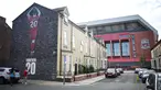 Mural baru bergambar mendiang Diogo Jota yang terlihat di perumahan dekat Stadion Anfield, Liverpool, Inggris, Senin (11/08/2025) waktu setempat. Karya tersebut dibuat oleh seniman bernama MurWalls. (AFP/Paul Ellis)