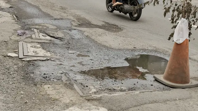 Jalan Tole iskandar berlubang