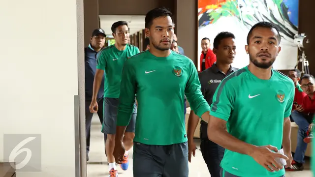 20161214-Usai Berlatih Ringan, Pemain Timnas Indonesia Dikawal-Bogor