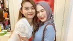 Cesen, eks member JKT48 generasi 3. Sebagai eks member, tentu Cesen sangat dekat dengan para eks member lainnya. Seperti saat abadikan momen berfoto dengan Melody Laksani.(Liputan6.com/IG/ceseniy)