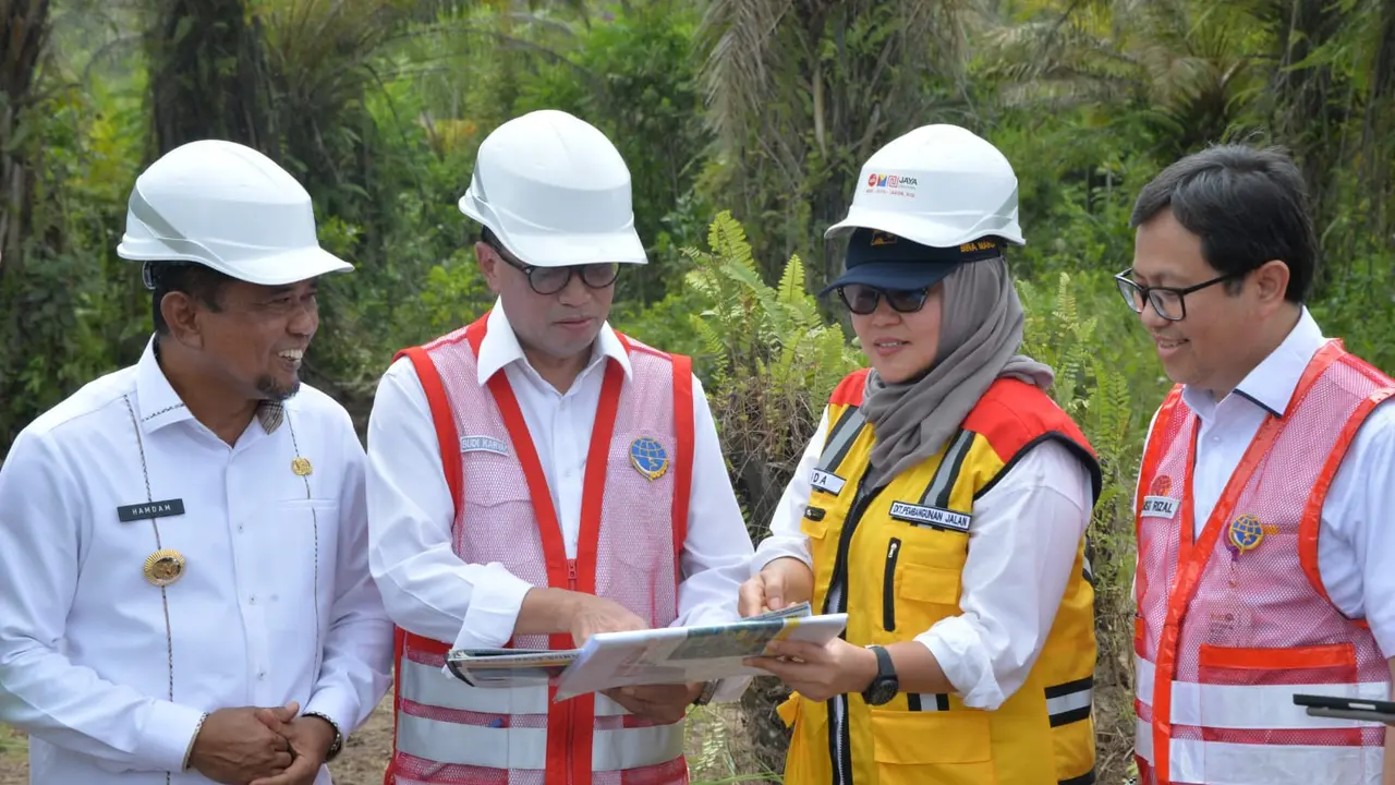 Menteri Perhubungan Budi Karya Sumadi meninjau langsung pembangunan bandara VVIP di IKN Nusantara