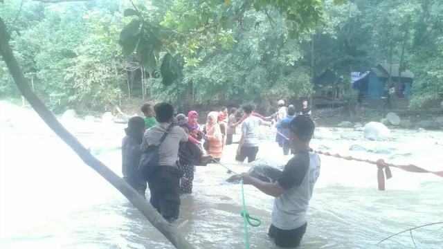 Detik-Detik Mengerikan Ambruknya Jembatan Penangkaran Rusa Bogor