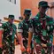 Sebagai informasi, empat oknum prajurit Tentara Nasional Indonesia, yang diduga berasal dari Badan Intelijen Strategis (BAIS), menjadi terdakwa terkait penyiraman air keras terhadap aktivis Hak Asasi Manusia (HAM) dan Wakil Koordinator KontraS, Andrie Yunus, adalah Kapten Nandala Dwi Prasetia (NDP), Letnan Satu Budhi Hariyanto Widhi (BHW), Letnan Satu Sami Lakka (SL) dan Sersan Dua Edi Sudarko (ES). Tampak dalam foto, seorang personel Polisi Militer (paling kiri) mengawal empat oknum Tentara Nasional Indonesia (TNI), Sami Lakka, Nandala Dwi Prasetya, Budhi Hariyanto Widhi Cahyono, dan Edi Sudarko (kiri ke kanan), terdakwa penyerangan cairan asam terhadap aktivis Hak Asasi Manusia, Andrie Yunus, usai persidangan mereka di Pengadilan Militer II-08 Jakarta, Rabu 29 April 2026. (AP Photo/Tatan Syuflana)