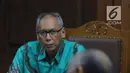 Terdakwa perintangan penyidikan korupsi E-KTP, Bimanesh Sutarjo menyimak keterangan saksi pada sidang lanjutan di Pengadilan Tipikor, Jakarta, Jumat (26/5). Sidang mendengar keterangan saksi ahli. (Liputan6.com/Helmi Fithriansyah)