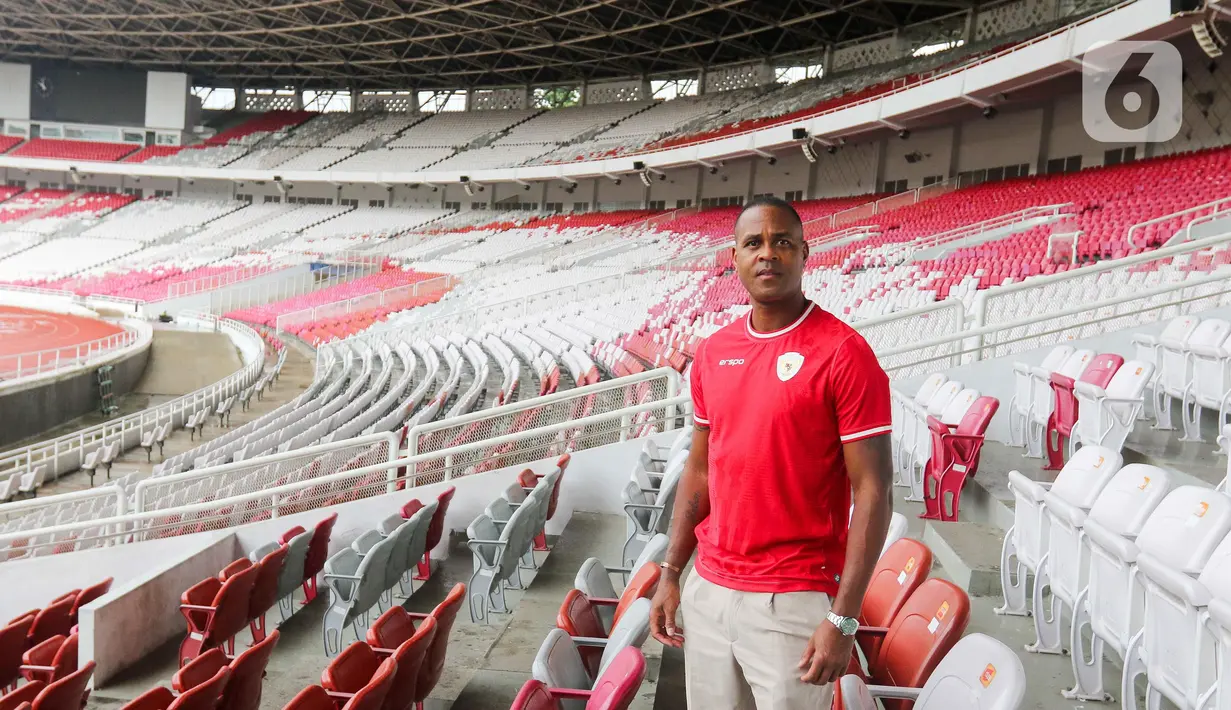 Pelatih timnas Indonesia, Patrick Kluivert usai wawancara khusus dengan Liputan6 SCTV di tribun VIP Stadion Utama Gelora Bung Karno, Jakarta, Selasa (14/1/2025). (Liputan6.com/Herman Zakharia)