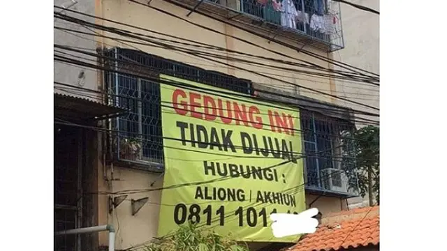 Potret Spanduk dan Poster yang Sukses Bikin Orang Geregetan