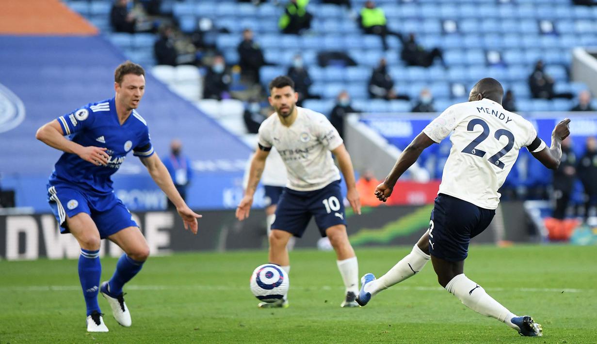 Manchester City akhirnya berhasil memecah kebuntuan pada menit ke-58. Benjamin Mendy menjebol gawang Leicester dengan kaki kanan di dalam kotak penalti. (Foto: AFP/Pool/Michael Regan)