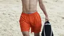 Robin van Persie membawa pelampung badan bersiap-siap untuk menaiki motor boat (17/07/2014) (dailymail.co.uk)