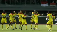 Para pemain Guyana merayakan gol yang dicetak oleh Shaquille Agard ke gawang Indonesia di Stadion Patriot, Bekasi, Sabtu (25/11/2017). Indonesia menang 2-1 atas Guyana. (Bola.com/M Iqbal Ichsan)