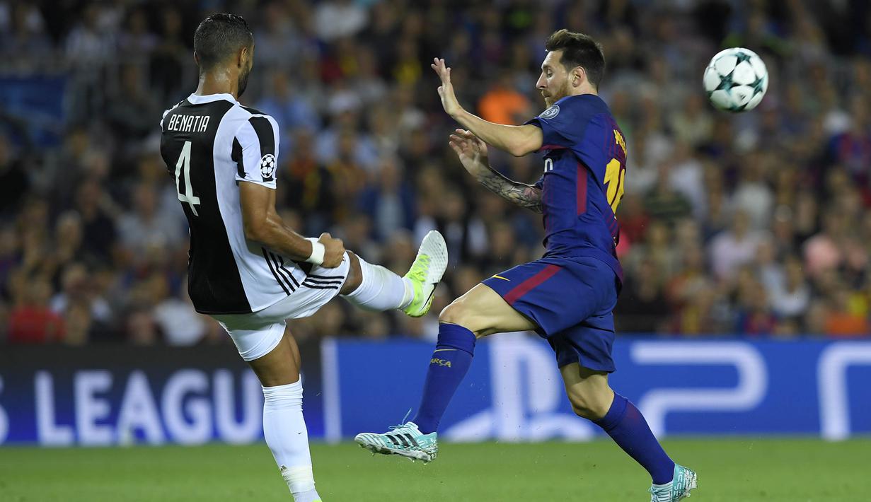 Bek Juventus, Mehdi Benatia, membuang bola dari kejaran bintang Barcelona, Lionel Messi, pada laga Liga Champions di Stadion Camp Nou, Katalonia, Selasa (12/9/2012). Barcelona menang 3-0 atas Juventus. (AFP/Lluis Gene)