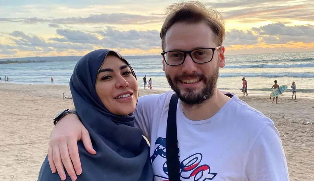 Momen mesra yang diperlihatkan Cinta Penelope bersama sang suami ini pun tak lepas dari perhatian netizen. Bahkan, banyak pula yang menyebut jika keduanya terlihat begitu serasi. (Liputan6.com/IG/@princess_cinta_penelope)
