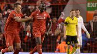  Gelandang Liverpool, Mamadou Sakho, saat merayakan golnya ke gawang Borussia Dortmund, pada laga leg kedua perempat final Liga Europa, di Anfield, Kamis atau Jumat (15/4/2016) dini hari WIB. (AFP/Oli Scarff).