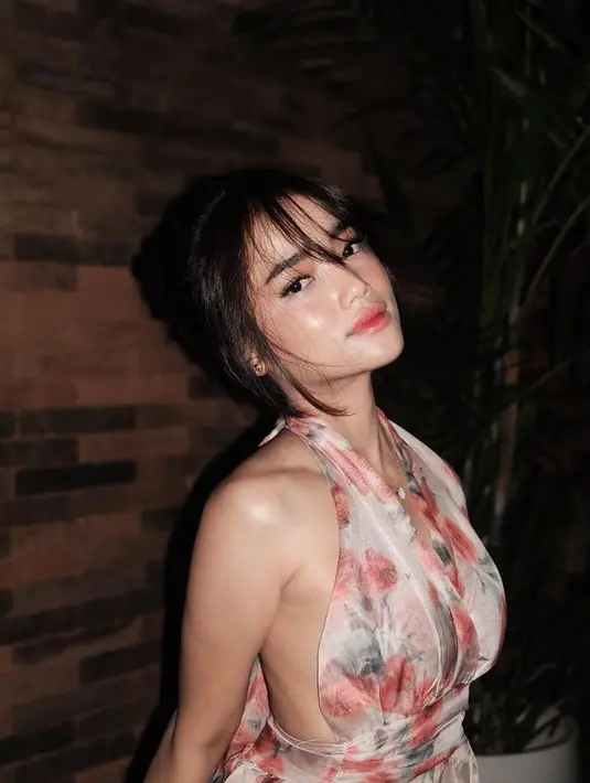 Fuji juga mengenakan anting-anting mutiara. Dengan gaya rambut sleek dan poni depan belah dua. [@fuji_an]