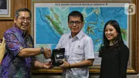 Menteri Pariwisata dan Ekonomi Kreatif Wishnutama (tengah) didampingi Wakil Menteri Angela Tanoesoedibjo (kanan) mendapat cendera mata dari Corporate Secretary Emtek Gilang Iskandar saat menerima kunjungan jajaran Emtek dan SCM Group di Kemenpar, Jakarta, Jumat (8/11/2019). (Liputan6.com/JohanTallo)