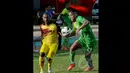Penyerang Sriwijaya FC, Patrick Wanggai berebut bola dengan David Balla (Persebaya) saat laga SCM Cup 2015 di Stadion H Agus Salim, Padang, Rabu (21/1/2015). Sriwijaya FC bermain imbang dengan Persebaya (1-1). (Liputan6.com/Johan Tallo)