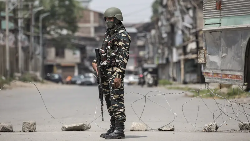 Tentara Paramiliter India Bersenjata Jaga Lockdown COVID-19