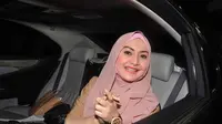 Meski lelah, Eddies tetap berusaha tersenyum dan menjawab sedikit pertanyaan dari media (Liputan6.com/Rini Suhartini).