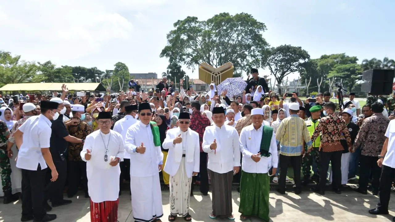 Wakil Presiden atau Wapres Ma'ruf Amin memberikan tausiahnya saat menghadiri Muhasabah dan Istigasah Doa Keselamatan Bangsa sebagai Momentum Peringatan Isra Mikraj Nabi Muhammad SAW di Masjid Agung Cianjur, Jawa Barat, Minggu (19/2/2023).