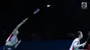 Ganda putri Jepang, Mayu Matsumoto/Wakana Nagahara melakukan smesh ke arah Yuki Fukushima/Sayaka Hirota di Final Indonesia Open 2018 di Istora GBK, Jakarta, Minggu (8/7). Yuki/Sayaka menang 21-14, 16-21, 21-14. (Liputan6.com/Helmi Fithriansyah)