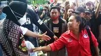 Wali Kota Surabaya Tri Rismaharini berbincang dengan seorang demonstran pada demo, Selasa, 10 November 2020 (Foto: Liputan6.com/Dian Kurniawan)