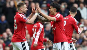 Bek Manchester United, Luke Shaw (kiri), merayakan gol pembuka bersama Lisandro Martinez (kanan), dalam pertandingan sepak bola Premier League antara Manchester United melawan Nottingham Forest di Old Trafford, Manchester, Inggris barat laut, pada 17 Mei 2026. (Darren Staples / AFP)
