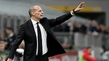 Pelatih AC Milan, Massimiliano Allegri, memberikan instruksi kepada para pemainnya selama pertandingan Serie A Italia antara AC Milan dan AS Roma di Stadion San Siro, Milan, pada 2 November 2025. (Isabella BONOTTO / AFP)