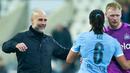 Juru taktik Manchester City, Pep Guardiola, tidak mampu menyembunyikan rasa bahagia setelah anak asuhnya sukses menaklukkan Newcastle United 3-1 di St James' Park, Minggu (8/3/2026) dini hari WIB. Hasil ini memastikan langkah The Citizens menuju babak perempat final Piala FA. (AP Photo/Ian Hodgson)