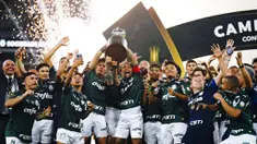 Pemain Palmeiras melakukan selebrasi usai menjuarai Copa Libertadores di Stadion Maracana, Minggu (31/1/2021). Palmeiras menang 1-0 atas Santos. (Mauro Pimentel/Pool via AP)