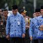 Presiden Joko Widodo (Jokowi) didampingi Mendagri Tjahjo Kumolo menghadiri upacara HUT ke-45 Korps Pegawai Republik Indonesia (Korpri) di Silang Monas, Jakarta, Selasa (29/11). Jokowi akan bertindak menjadi Inspektur Upacara. (Liputan6.com/Faizal Fanani)