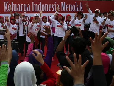 Organisasi Aksi Solidaritas Era (Oase) mengkampanyekan dukungan Keluarga Indonesia Menolak Narkoba, Pornografi, dan Kekerasan Terhadap Perempuan dan Anak saat Car Free Day di Bundaran HI, Jakarta, Minggu (4/9). (Liputan6.com/Johan Tallo)