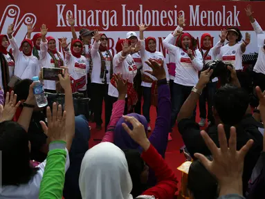Organisasi Aksi Solidaritas Era (Oase) mengkampanyekan dukungan Keluarga Indonesia Menolak Narkoba, Pornografi, dan Kekerasan Terhadap Perempuan dan Anak saat Car Free Day di Bundaran HI, Jakarta, Minggu (4/9). (Liputan6.com/Johan Tallo)