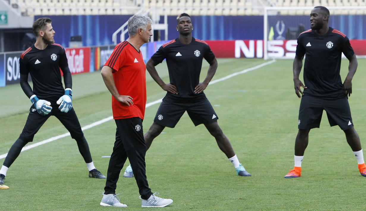 Pelatih Manchester United, Jose Mourinho, memimpin langsung sesi latihan jelang laga Piala Super Eropa di Stadion Philip II, Skpje, Senin (7/8/2017). Manchester United akan bertanding melawan Real Madrid. (AP/Boris Grdanoski)