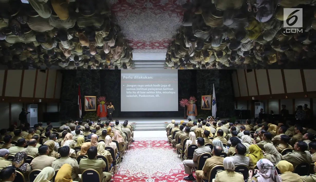 Suasana saat Gubernur DKI Jakarta Anies Baswedan menyampaikan pidato dalam acara Pengarahan Gubernur dan Wakil Gubernur kepada walikota/bupati, camat dan lurah di Balaikota DKI Jakarta, Senin (13/11). (Liputan6.com/Immanuel Antonius)