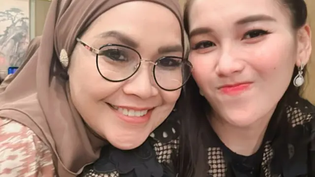 Kedekatan Ayu Ting Ting dan sang ibu jadi sorotan. (credit: instagram.com/mom_ayting92_)