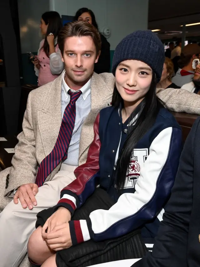 Jisoo BLACKPINK dengan Patrick Schwarzenegger (Instagram/@harpersbazaarhk)