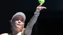 Petenis Kroasia, Donna Vekic saat bertanding melawan Maria Sharapova dari Rusia pada putaran pertama kejuaraan tenis Australia Terbuka di Melbourne, Australia, Selasa (21/1/2020). (AP Photo/Lee Jin-man)