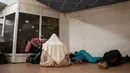 Otoritas setempat mendesak warga untuk tetap berada di dalam tempat perlindungan sampai sirene serangan udara berhenti berbunyi. Tampak dalam foto, warga berlindung di stasiun metro selama serangan pesawat tak berawak dan rudal Rusia di Kyiv, Ukraina, pada 9 Januari 2026 pagi hari waktu setempat, di tengah invasi Rusia ke Ukraina. (Serhii Okunev/AFP)